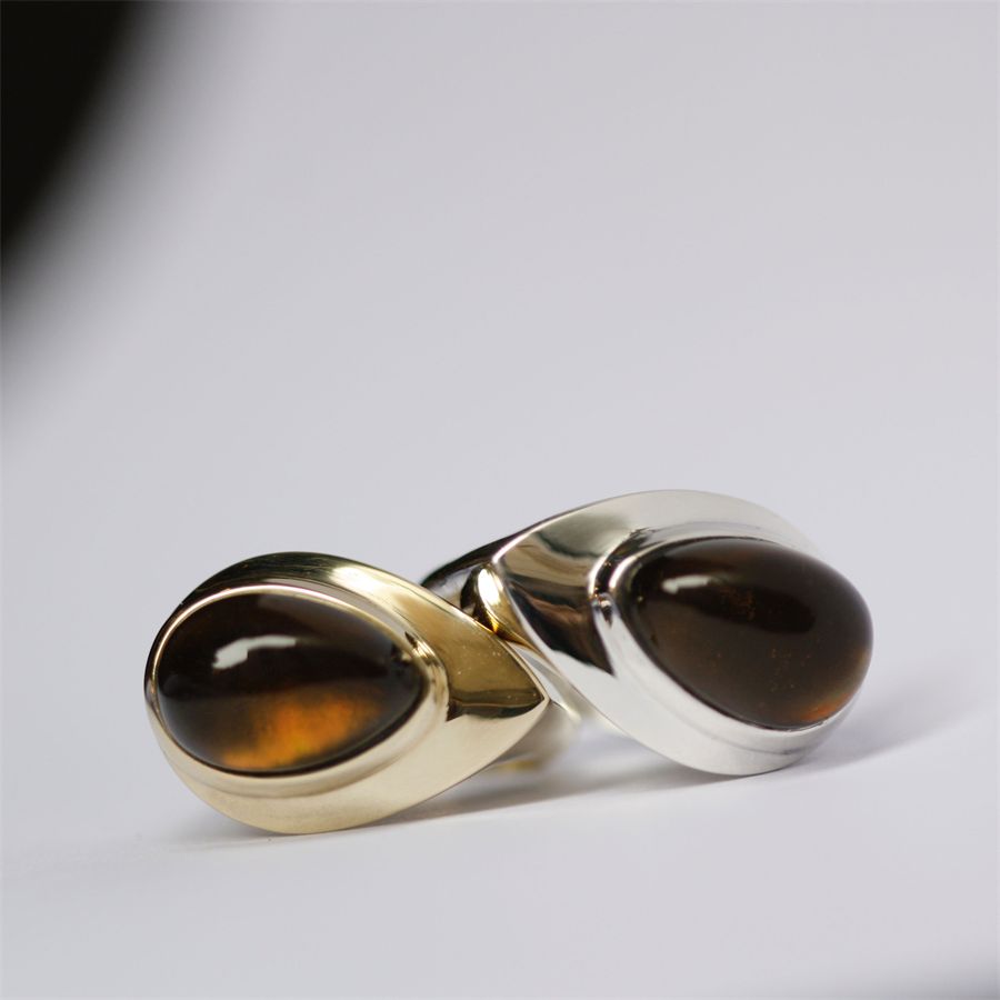 Anello da mignolo con goccia color cognac AURUM | AN1 GCBRO QRZ CGNC